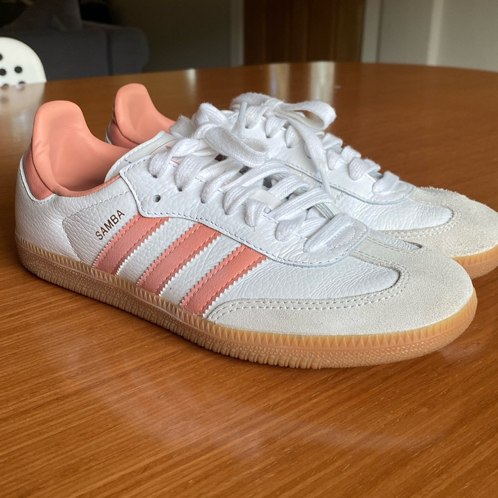 Adidas sambas size 6 WORN ONLY ONCE (women’s)
